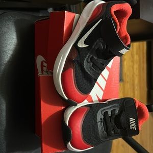 Toddler Nike shoe size 9c